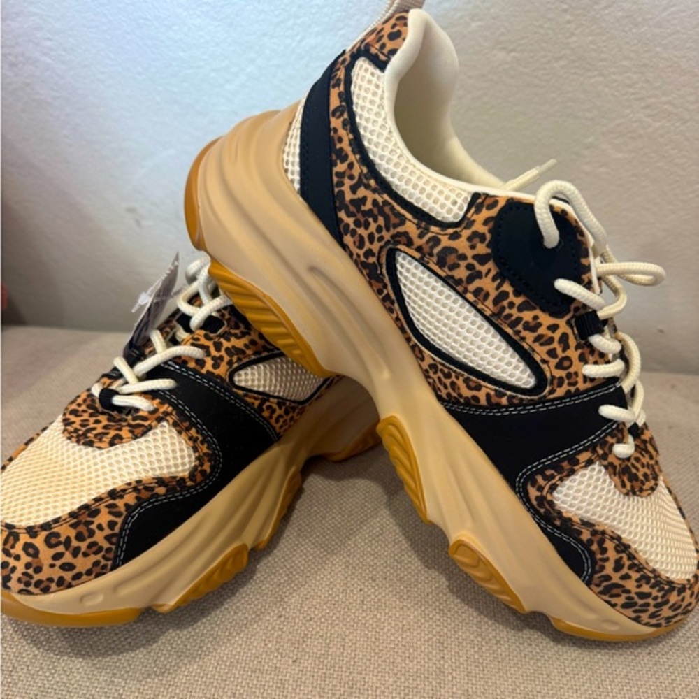 STEVE MADDEN platform sneakers in CHEETAH! Zoom in for all the design details🖤🤎